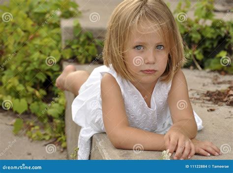 Rapariga Bonita Com Os Olhos Azuis Que Coloc Foto De Stock Imagem De Colocar Loira 11122884