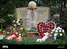 Blüten sitzen auf dem Grab von Hannelore Kohl, Frau des ehemaligen ...