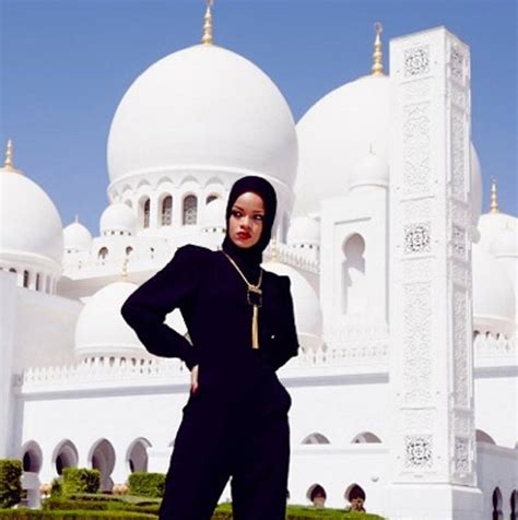Rihanna Kicked Out Of Famed Abu Dhabi Mosque Over Racy Photos New York Daily News