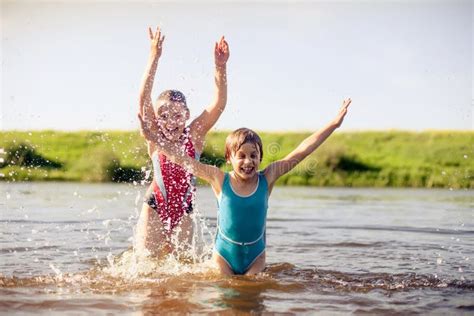 Niñas Bañándose En El Río En El Verano Imagen De Archivo Imagen De