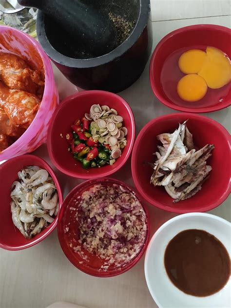 Untuk membuat nasi goreng hanya membutuhkan beberapa bumbu dan kecap. Resepi dan cara untuk membuat Nasi Goreng Budu yang akan membuat anda tersenyum sendiri. - MY Resepi