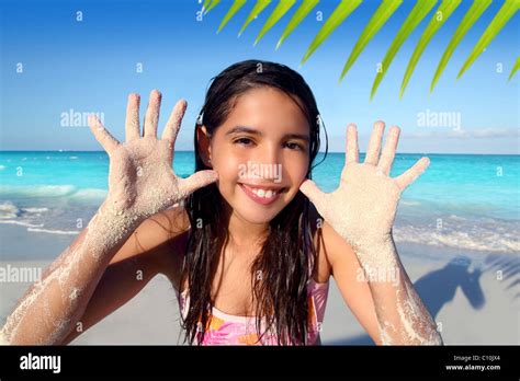 Am Rica Indian Teen Ni A Jugando En La Playa Arenosa Mostrando Las