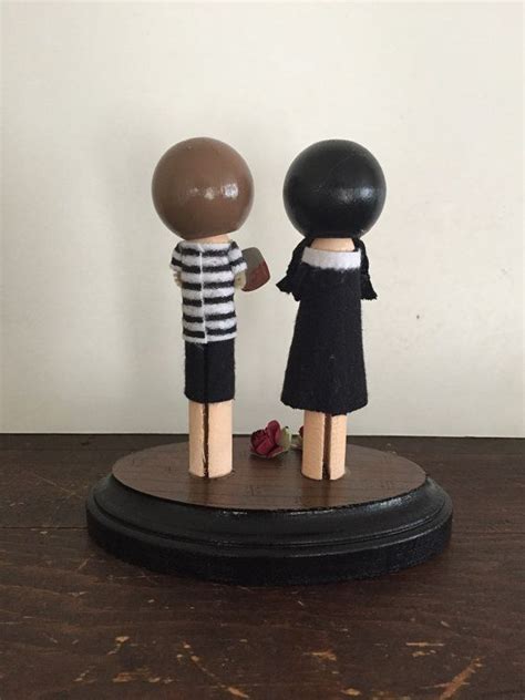 Robe noire en velours avec col blanc, mercredi addams gothiquedevil fashion drw111 référence : Mercredi et Pugsley Addams Clothespin Dolls réalisés par ...