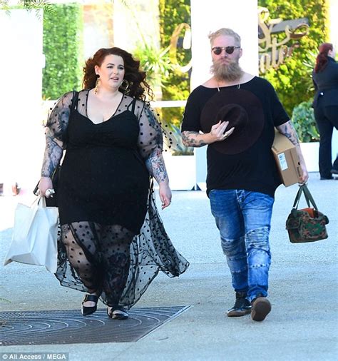 Size 22 Model Tess Holliday Wows In Plunging Sheer Dress Daily Mail Online