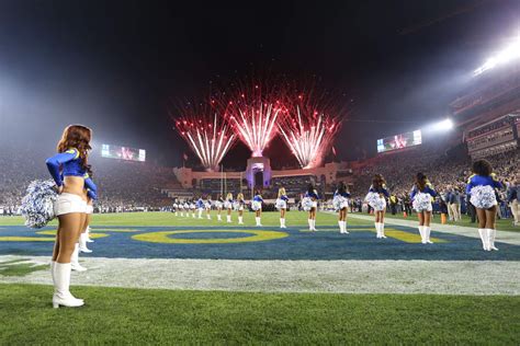 Los Angeles Rams Mobile Nfl Cheerleaders Cheerleading La Rams Los Angeles Rams Soccer Field