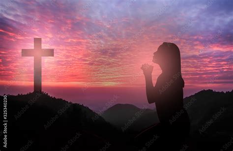 Foto De Silhouette Of Woman Kneeling And Praying Tp God Over Beautiful