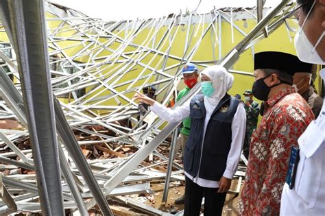 Bmkg peringatkan potensi hujan lebat dan angin kencang di sejumlah provinsi. Jawa Timur Daerah Seismik Bencana, Ini yang Dilakukan BPBD ...