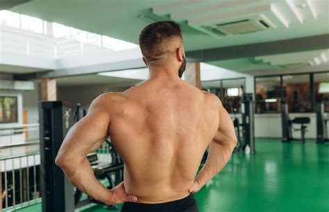 Premium Photo Rear View Muscular Man Showing Back Muscles At The Gym