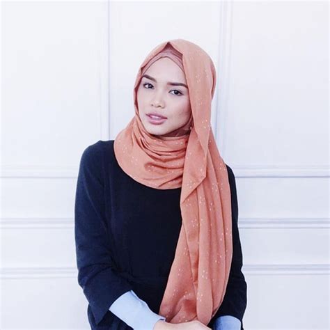 Tambah pulak dengan kehadiran 'bekas kakak ipar' ain. Biodata Ain Edruce, Host Cantik MBuzz | Azhan.co
