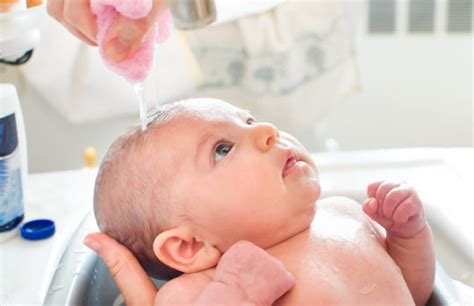 How To Safely Bathe Your Newborn Simple Steps For Babys First Bath