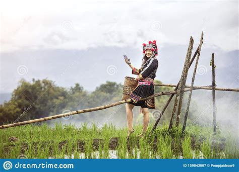 hmong-girl-using-mobile-phone-in-rice-terraces-ban-pa-bong-piang