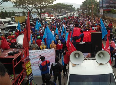 Berkaitan penjagaan dan kebajikan mereka. Ratusan Buruh Tolak Omnibus Law Undang-undang Cipta Kerja ...