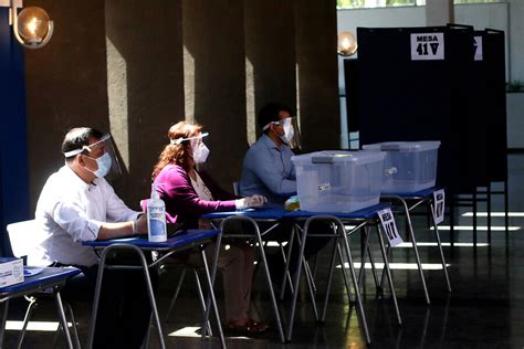 El vocal de mesa es el elector, designado por una junta electoral, para integrar una mesa receptora de sufragios, cumplir las funciones de recibir los votos el día 10 de octubre secretarios de juntas electorales publicaron las nóminas de vocales reemplazantes para mesas receptoras de sufragios. Elecciones Primarias 2020: Servel publico nómina de ...