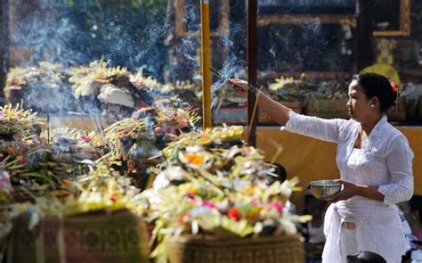 Pada dinding candi terdapat relief, yaitu gambar timbul yang biasanya dibuat dengan cara memahat. Makalah : Sejarah Agama Hindu