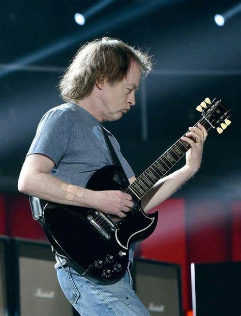 Obviously angus young is an excellent blues/rock guitarist. Angus Young during sound check | Acdc, Angus young, Acdc angus young