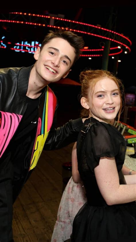 sadie sink and noah schnapp atrizes elenco de stranger things bagulhos sinistros