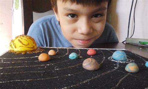 Sistema solar maqueta 3d dibujos de sistema solar para colorear las páginas para colorear del sistema solar son una gran manera para que los padres y maestros ayuden a los niños a aprender sobre los planetas, lunas y otros objetos en el espacio. Sistema solar 3D | Solar 3d, Sistema solar, Popsockets