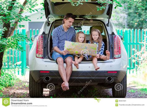 生与看地图的孩子，当旅行乘汽车时 库存图片 图片 包括有 冒险家 愉快 驱动器 映射 活动家 成人 66451931
