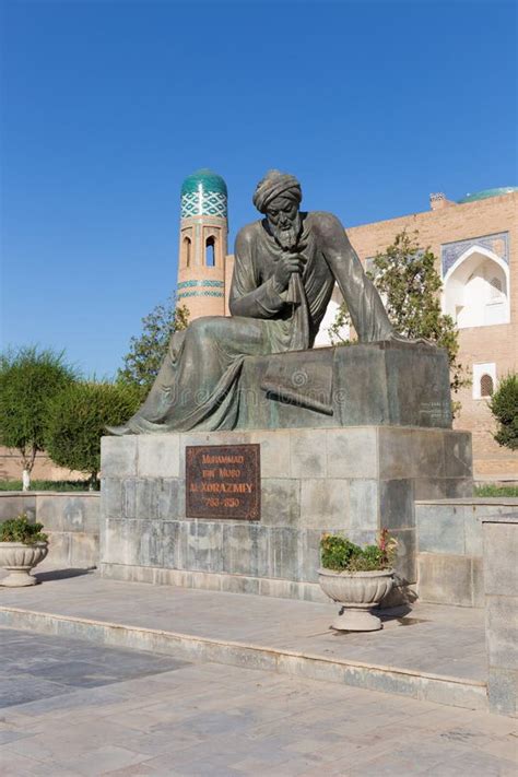 Estátua Do Al Khorazmiy De Muso Do Ibn De Muhammad Em Khiva
