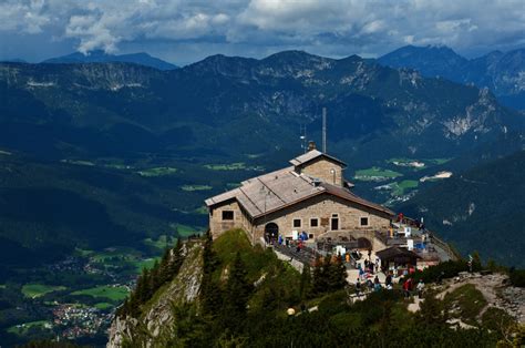 The kehlsteinhaus or eagle's nest is a former teahouse and there's an interesting history around it. Kehlsteinhaus Berchtesgaden (The Eagels Nest) Foto & Bild ...