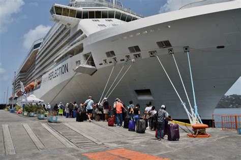 New blast shoots out of St. Vincent volcano as cruise ship arrives to evacuate people from 