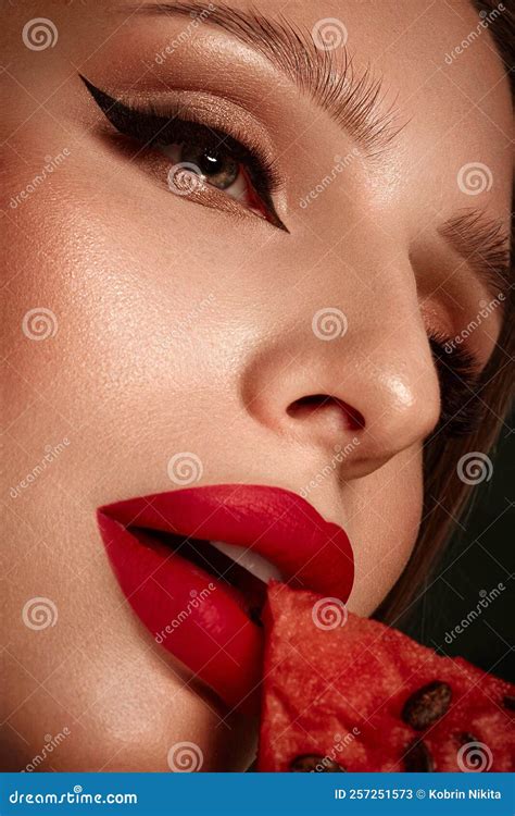 Mujer Sexy Con Rizos Maquillaje Clásico Y Labios Rojos Sostiene Una Sandía En Sus Manos Cara De
