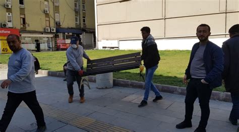 Karabük te belediye ekipleri meydandaki bankları kaldırdı Genel