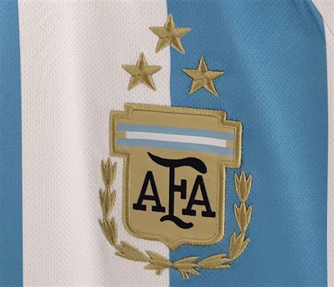 camiseta de la selección argentina con 3 estrellas cómo es cuáles son los detalles épicos y