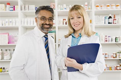 Retrato Dos Farmacêuticos Na Farmácia Imagem de Stock Imagem de sorrir macho