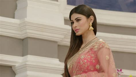 mouni roy looks breathtakingly beautiful as shivangi on naagin 2