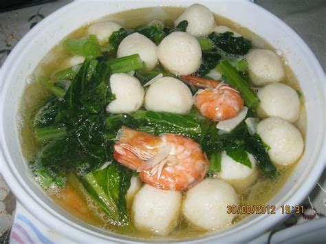 4)last tabur dengan daun sup/daun bawang,bawang goreng.siap tuk dihidang. Resepi Sup Bebola Ikan
