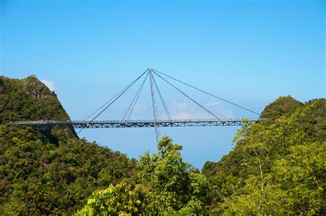 It is home to the famous cable car that carries passengers 709m above. Hangbrug, Gunung Mat Cincang, Langkawi Stock Foto ...