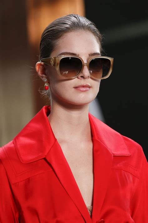 Burberry Spring 2019 Ready To Wear Fashion Show Girl With Sunglasses Trending Sunglasses