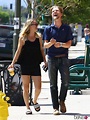 Kaley Cuoco y su novio Karl Cook paseando por las calles de Los Ángeles ...