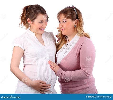 schwangere frau und ihre freundin die ihren magen berührt stockfoto bild von glücklich