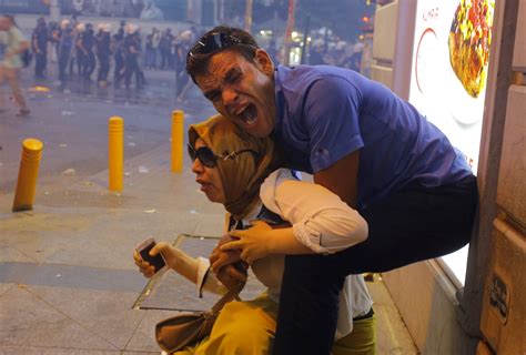 Turkey Police Fire Tear Gas During Protests Against Isis Syria Border