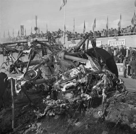 Le Mans 1955 Un Bolide Totalement Détruit Des Débris Partout Les