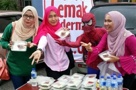 To enjoy the night life, you need to look for pubs and cafes. Nasi lemak 'Spiderman' laris di Kota Bharu | NEWSHANGAT