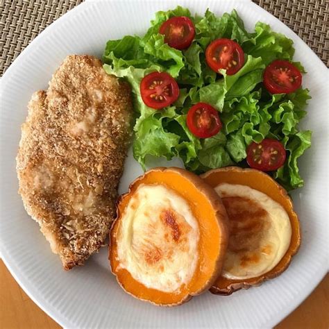Deshuesar las pechugas de pollo desprendiendo la carne del hueso. Milanesa de pollo al horno con calabaza y ensalada ...