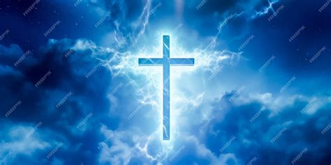 La Cruz Cristiana Aparece Brillante En El Fondo Del Cielo Azul Con Luz