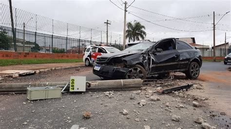 Motorista Derruba Poste Após Perder Controle De Carro Em Rotatória Em São Carlos São Carlos E