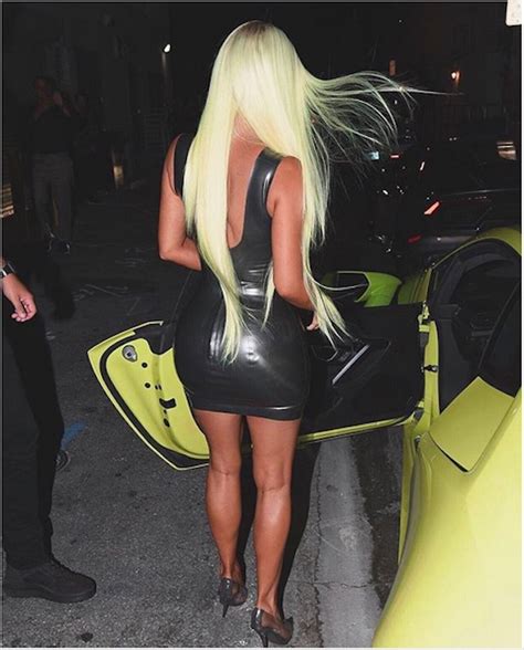 Kim Kardashian Posa De Costas Com Vestido Apertad Ssimo Para Mostrar Curvas E Impressiona F S