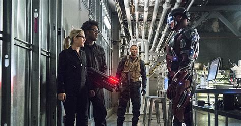 Ray Palmer Returns To Arrow Before Flying Over To Legends Of