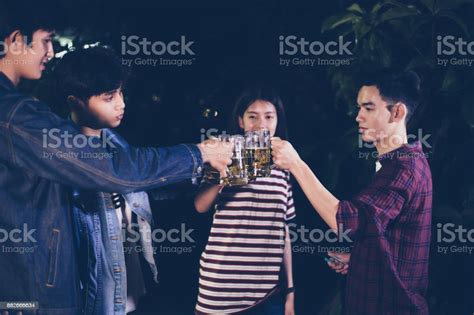 야외 정원 바베 큐 밤에 알콜 맥주 음료와 함께 웃 고 있는 친구의 아시아 그룹 고기에 대한 스톡 사진 및 기타 이미지 고기 굽기 남자 Istock
