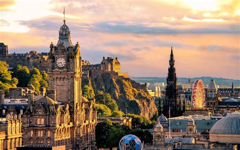 Edimburgo es la capital de escocia. Mercadillos navideños en Edimburgo en el Puente de Diciembre