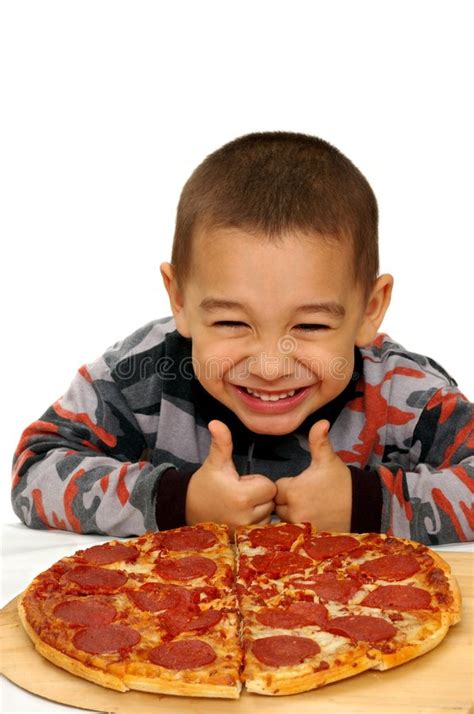 Si può mangiare in pizzeria,c'è quella da asporto o quella te la porto.si può fare in casa ed addirittura ordinare online. Ragazzo Pronto Da Mangiare Una Pizza Immagine Stock ...