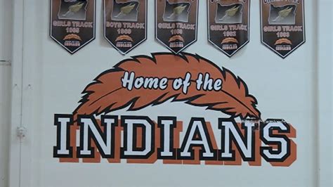 Despite 5 1 Board Vote To Retire It Roseburg High To Keep Indians Mascot