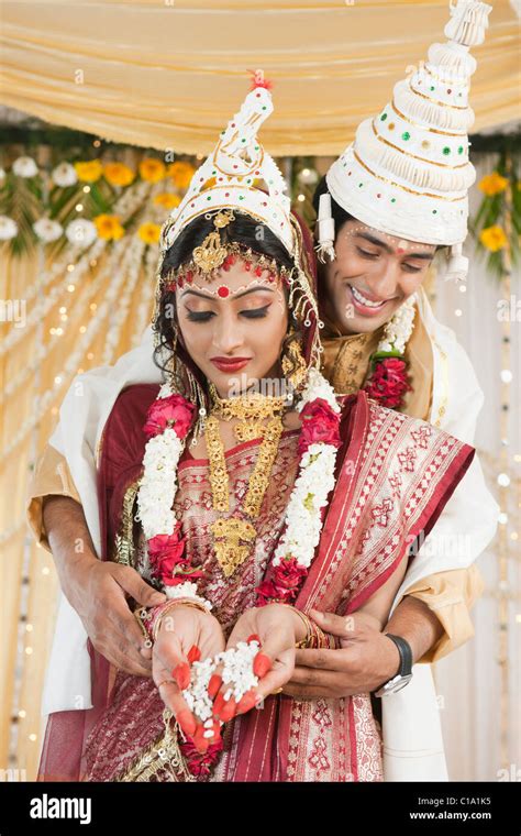 Couple Performing Anjali Ceremony In Bengali Wedding Stock Photo Alamy