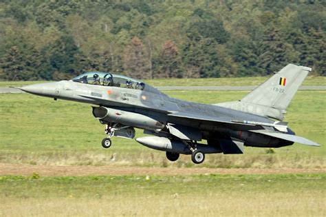 Air force photo by master sgt. F16-toestel uitgebrand op legerbasis van Florennes: één ...