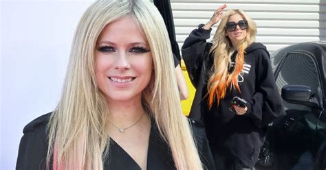 Avril Lavigne é Flagrada Com Enorme Anel De Noivado Blog Da Clara